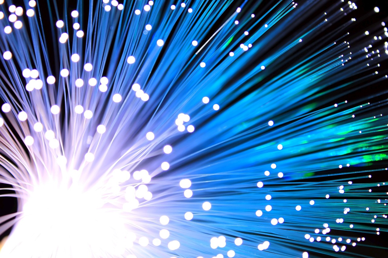 Box fibre 300 Mb/s sans engagement : comment comparer les offres low-cost (prix après promo, frais, options)